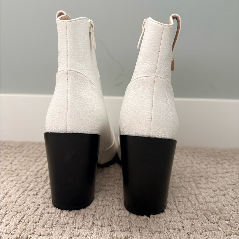 PrettyLittleThing White Textured Ankle Boots with Black Block Heel - Picture 5 of 6